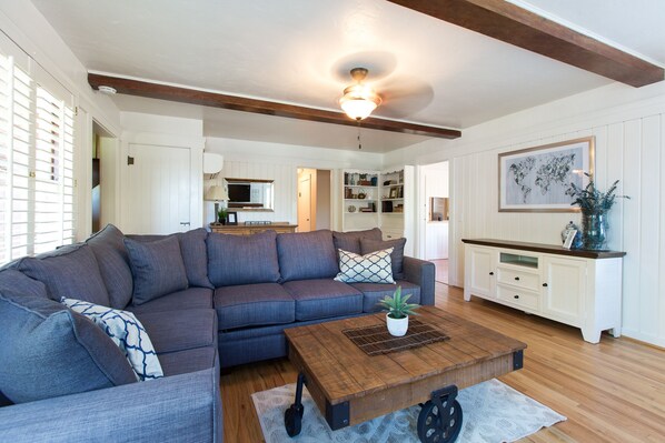 Smart-TV, Kamin, Bücher