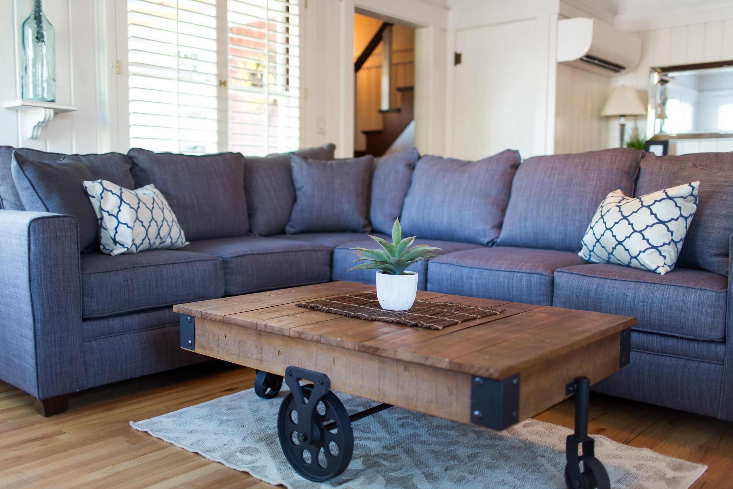 Smart TV, chimenea y libros 