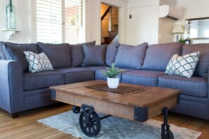 Smart TV, fireplace, books - Charming Downtown Home with Wine Nearby. Pet Friendly!! (Paso Robles)