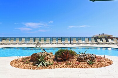 Amazing Ocean Front Retreat on the Beach in Daytona Beach Shores - 2 Bedroom