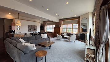 Smart TV, chimenea y libros
