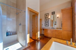 Een douche, een bubbelbad, een haardroger, handdoeken
