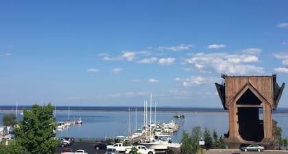 Downtown Luxury Condo mit Blick auf den unteren Hafen - 2200 SF bietet Platz für 8 Personen