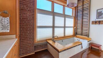 Dusche, Whirlpool, Haartrockner, Handtücher