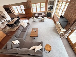 Smart TV, chimenea y libros 