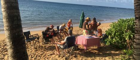 Playa en los alrededores, camastros y toallas de playa