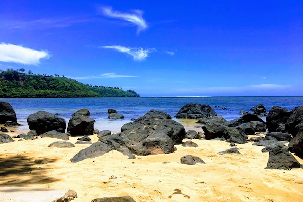 Una spiaggia nelle vicinanze, lettini da mare, teli da spiaggia