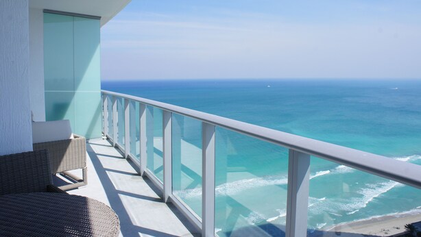 Un balcon avec vue sur l’océan.