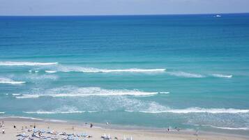 En la playa, camastros y toallas de playa