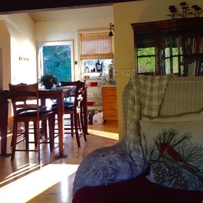 Dining - Contemporary farmhouse in Redwood National Park (Orick)