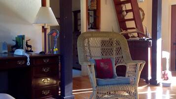 3 quartos, escrivaninha, ferros/tábuas de passar roupa