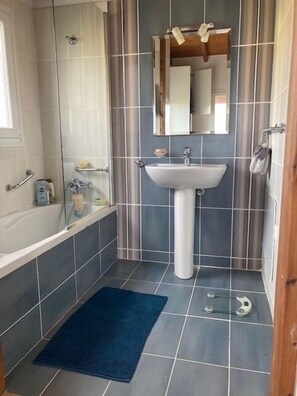 وحدات دش مع أحواض استحمام، مجففات شعر، مناشف، صابون