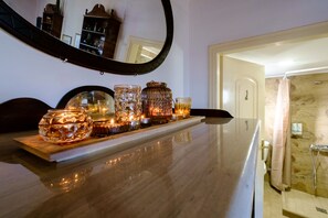 Dusche, Haartrockner, Handtücher, Seife