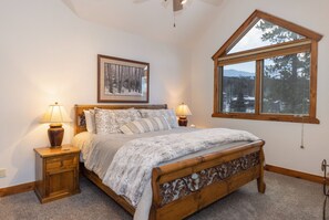 4 slaapkamers, een strijkplank/strijkijzer, gratis wifi, beddengoed