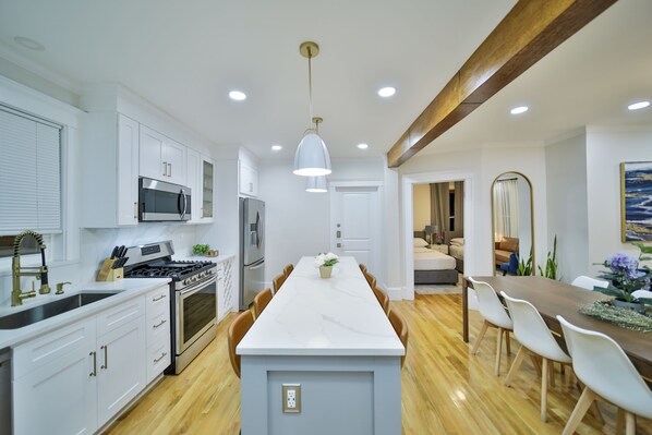 Full-size fridge, microwave, oven, stovetop - Luxury Retreat mins 2 Downtown Fenway 8mn Beach Free Prking Grill (Boston)