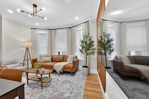 Smart TV, books - 3BR Group Stay Sleeps 12 Near Train Downtown (Boston)