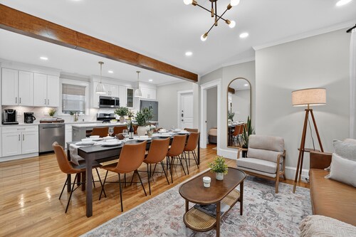 3BR Group Stay Sleeps 12 Near Train Downtown