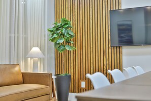 Interior - Luxury Retreat mins 2 Downtown Fenway 8mn Beach Free Prking Grill (Boston)