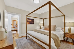 3 bedrooms, desk, iron/ironing board, travel cot - 3BR Group Stay Sleeps 12 Near Train Downtown (Boston)