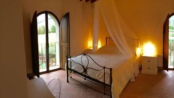 4 bedrooms, iron/ironing board, free WiFi, bed sheets