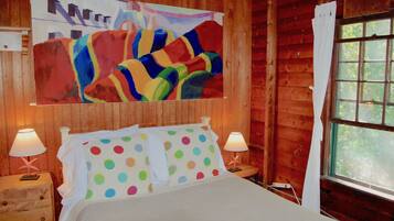 4 bedrooms, desk, iron/ironing board, travel cot