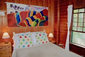 4 chambres, bureau, fer et planche à repasser, lit de bébé portatif