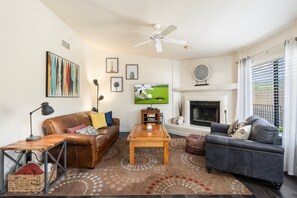 スマートテレビ、暖炉、書庫