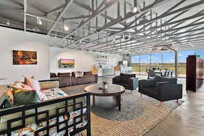 Smart TV, books, stereo, offices