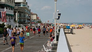 A boardwalk with a beach in the background, featuring a restaurant and a lifeguard tower. - Gorgeous Home in OC: Pools, Kayak, Fishing Pier, 5min to beach & Boardwalk, Golf (Berlin)
