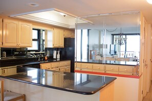 Jääkaappi, mikroaaltouuni, uuni, liesi