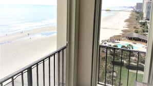 Un balcone con vista sulla spiaggia e sul molo.