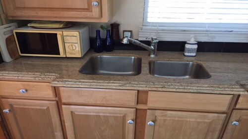 Viihtyisä yksinäinen mökki kaupungin keskustassa