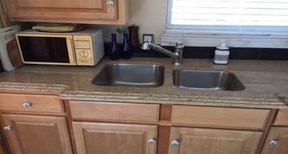 Viihtyisä yksinäinen mökki kaupungin keskustassa