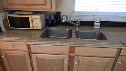 Cozy secluded cottage in center of town