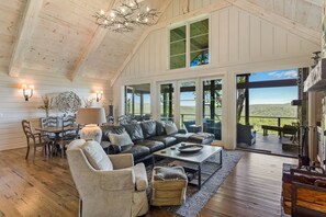 Televisión de pantalla plana, chimenea y consola de videojuegos 