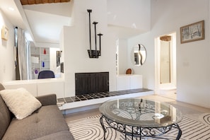 Smart TV, fireplace, DVD player, books