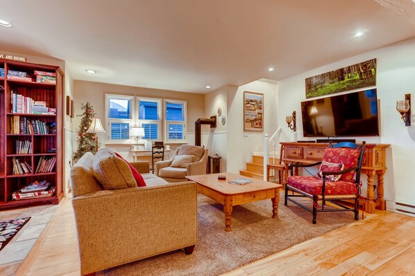 TV, fireplace