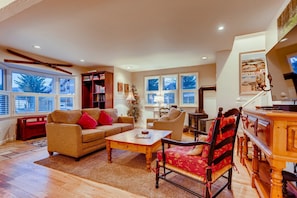 TV, fireplace