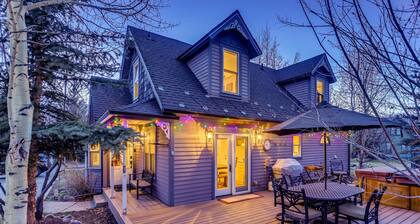Chalet Montagne: Charming Pet-Friendly Home, Private Hot Tub, Walk to Main St