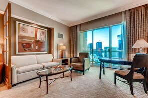 Flat-screen TV - MGM Signature 2BR3BA StripView, Balcony, Free parking full kitchen No Resort Fee (Las Vegas)