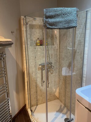 Shower, hair dryer, towels - 1 Bed Victorian flat  In  Fitzrovia//Oxford St/Covent Garden a short walk away (London)