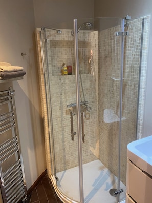 Shower, hair dryer, towels - 1 Bed Victorian flat In Fitzrovia//Oxford St/Covent Garden a short walk away (London)