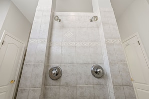 Combined shower/bathtub, hair dryer, towels - Villa Merrick - 4 bed/3.5 bath w/ heated pool/spa. Gulf access. Close to Cape Harbour! (Cape Coral)