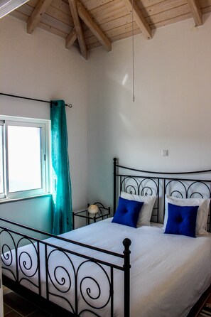2 bedrooms, travel cot, free WiFi, bed sheets