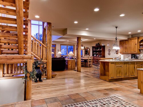 His High Place: Private Hot Tub, Beautiful Views, Ski Area Access, Shuttle