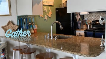 Jääkaappi, mikroaaltouuni, uuni, liesi