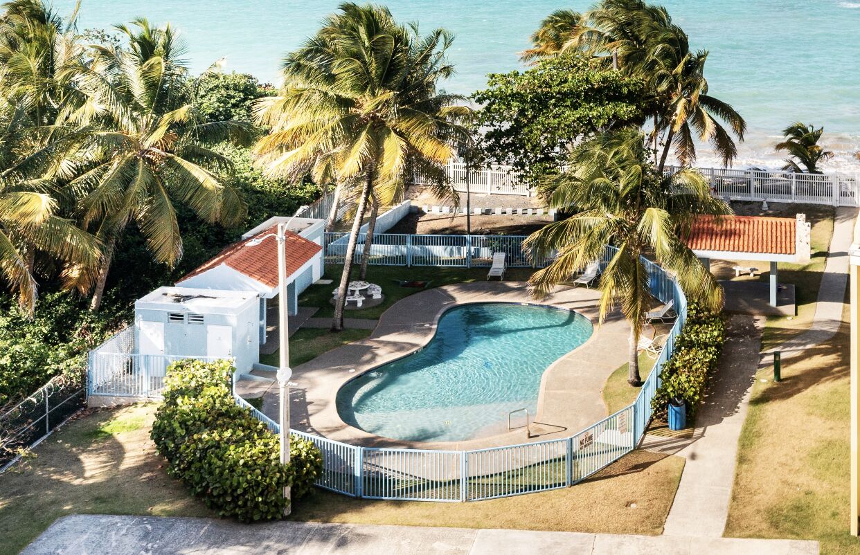 Utendørsbasseng og et oppvarmet basseng