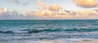 Beachfront Condo+Pool+Backup Power+Full AC+FREEpkg+75TVSURR SYS