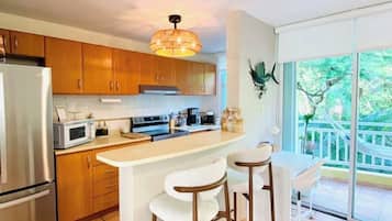 Coffee/tea maker, fridge, microwave, oven