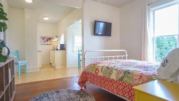 Iron/ironing board, WiFi, bed sheets